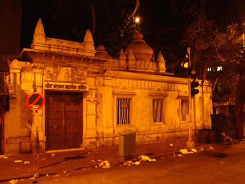 Back to close where we started from. This is a Hindu Temple to the Monkey God, Hanuman, and dates back at least 1,000 years. No-one is quite sure. Closed in the evening, at day it is a hive of religious and social activity – and quite appropriately given the nature of its God – has a large daily fruit market against the length of one wall. 